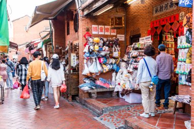 Changhua, Tayvan- 10 Aralık 2021: Turistler Changhua, Tayvan 'daki Lukang eski caddesini ziyaret ediyorlar. Qing Hanedanlığı 'nın mimari özellikleri burada korunmuş..