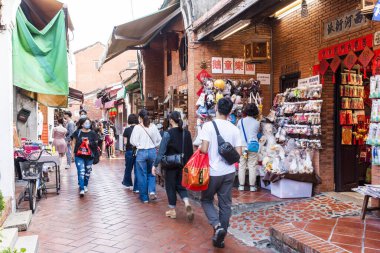 Changhua, Tayvan- 10 Aralık 2021: Turistler Changhua, Tayvan 'daki Lukang eski caddesini ziyaret ediyorlar. Qing Hanedanlığı 'nın mimari özellikleri burada korunmuş..