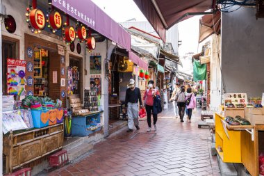 Changhua, Tayvan- 10 Aralık 2021: Turistler Changhua, Tayvan 'daki Lukang eski caddesini ziyaret ediyorlar. Qing Hanedanlığı 'nın mimari özellikleri burada korunmuş..