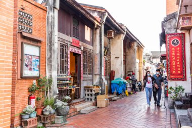 Changhua, Tayvan- 10 Aralık 2021: Turistler Changhua, Tayvan 'daki Lukang eski caddesini ziyaret ediyorlar. Qing Hanedanlığı 'nın mimari özellikleri burada korunmuş..