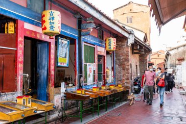 Changhua, Tayvan- 10 Aralık 2021: Turistler Changhua, Tayvan 'daki Lukang eski caddesini ziyaret ediyorlar. Qing Hanedanlığı 'nın mimari özellikleri burada korunmuş..