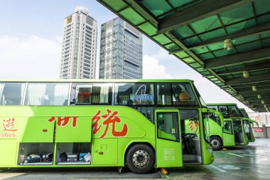 Taichung, Tayvan - 25 Ağustos 2021: Taichung, Tayvan 'daki United Highway Otobüs Şirketi' nin (Ubus) transfer istasyonu. Tayvan 'da faaliyet gösteren uzun mesafeli bir otobüs şirketi..