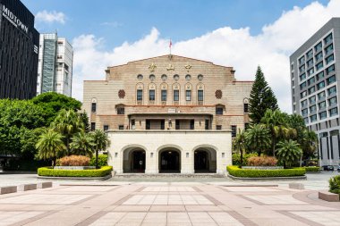 Taipei, Tayvan - 26 Ağustos 2021: Taipei, Tayvan 'daki Zhongshan Hall' un mimari manzarası. Taipei City Halk Konser Salonu 'na özgü tarihi bir binadır..