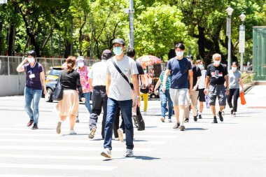 Taipei, Tayvan - 26 Ağustos 2021 Ulusal Tayvan Üniversitesi Hastanesi 'nin önündeki kavşakta yayalar kesişiyor.. 