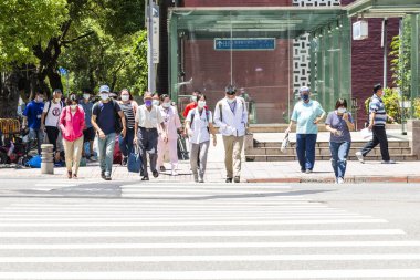 Taipei, Tayvan - 26 Ağustos 2021 Ulusal Tayvan Üniversitesi Hastanesi 'nin önündeki kavşakta yayalar kesişiyor.. 