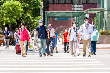 Taipei, Tayvan - 27 Ağustos 2021: Tayvan 'daki Taipei Ana İstasyonu yakınlarındaki kavşakta yayalar.