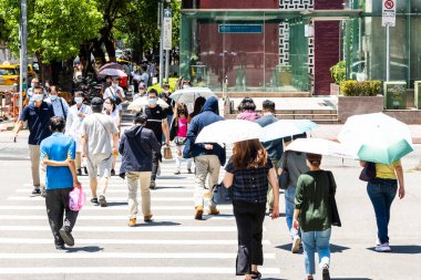 Taipei, Tayvan - 27 Ağustos 2021: Tayvan 'daki Taipei Ana İstasyonu yakınlarındaki kavşakta yayalar.