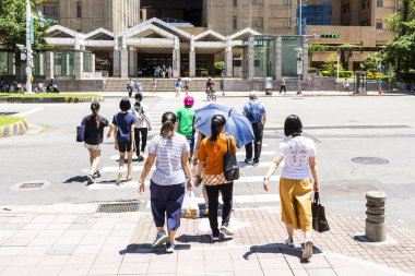 Taipei, Tayvan - 26 Ağustos 2021 Ulusal Tayvan Üniversitesi Hastanesi 'nin önündeki kavşakta yayalar kesişiyor.. 