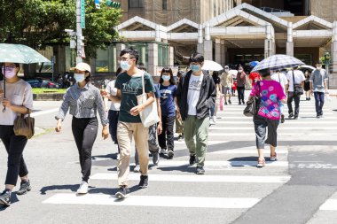 Taipei, Tayvan - 26 Ağustos 2021 Ulusal Tayvan Üniversitesi Hastanesi 'nin önündeki kavşakta yayalar kesişiyor.. 