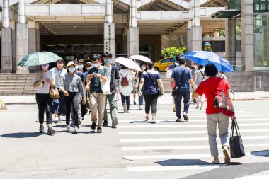 Taipei, Tayvan - 26 Ağustos 2021 Ulusal Tayvan Üniversitesi Hastanesi 'nin önündeki kavşakta yayalar kesişiyor..