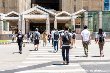 Taipei, Tayvan - 26 Ağustos 2021 Ulusal Tayvan Üniversitesi Hastanesi 'nin önündeki kavşakta yayalar kesişiyor..