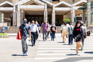 Taipei, Tayvan - 26 Ağustos 2021 Ulusal Tayvan Üniversitesi Hastanesi 'nin önündeki kavşakta yayalar kesişiyor..