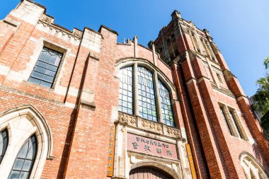 Tayvan Zhongzheng Kilisesi 'nin (chi-nan Kilisesi), Taipei' deki Presbyterian Kilisesi 'nin manzarası. Bu şekil İngiliz Viktorya döneminden kalma bir tuğla kilise tarzını benimsiyor..