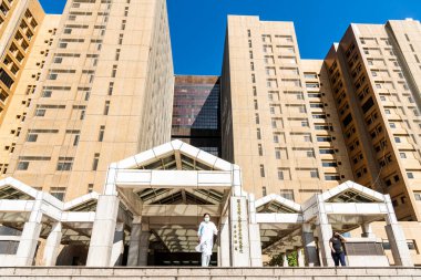 Taipei, Tayvan - 26 Ağustos 2021: Tayvan 'daki Ulusal Tayvan Üniversitesi Hastanesi' nin manzarası. Karaciğer hastalıkları için dünyaca ünlü bir tıp merkezi..
