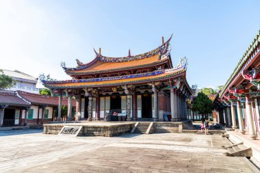Taipei, Tayvan - 26 Ağustos 2021: Taipei, Tayvan 'daki Konfüçyüs Tapınağı' nın eski bina manzarası. Bu, birkaç yüz yıllık Çin tarzı bir binaya sahip tarihi bir miras..