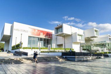 Taipei, Tayvan - 26 Ağustos 2021: Tayvan 'daki Taipei Güzel Sanatlar Müzesini ziyaret eden turistler. Çağdaş sanat sergileri için Tayvan 'da inşa edilen ilk müze..