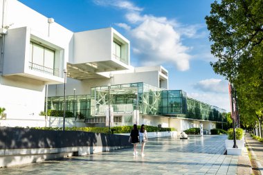 Taipei, Tayvan - 26 Ağustos 2021: Tayvan 'daki Taipei Güzel Sanatlar Müzesini ziyaret eden turistler. Çağdaş sanat sergileri için Tayvan 'da inşa edilen ilk müze..