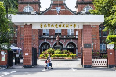 Taipei, Tayvan - 27 Ağustos 2021 Tayvan 'daki Taipei Belediyesi Jianguo Lisesi' nin manzarası. Kırmızı tuğla bina 1909 'da Japon yönetimi sırasında inşa edildi..