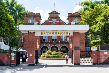 Taipei, Tayvan - 27 Ağustos 2021 Tayvan 'daki Taipei Belediyesi Jianguo Lisesi' nin manzarası. Kırmızı tuğla bina 1909 'da Japon yönetimi sırasında inşa edildi..