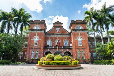 Taipei, Tayvan - 27 Ağustos 2021 Tayvan 'daki Taipei Belediyesi Jianguo Lisesi' nin manzarası. Kırmızı tuğla bina 1909 'da Japon yönetimi sırasında inşa edildi..