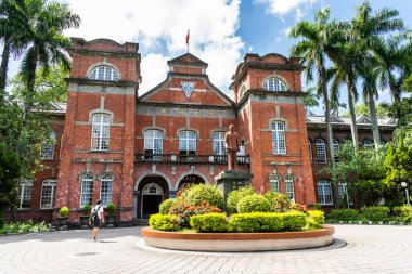Taipei, Tayvan - 27 Ağustos 2021 Tayvan 'daki Taipei Belediyesi Jianguo Lisesi' nin manzarası. Kırmızı tuğla bina 1909 'da Japon yönetimi sırasında inşa edildi..