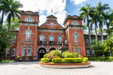 Taipei, Tayvan - 27 Ağustos 2021 Tayvan 'daki Taipei Belediyesi Jianguo Lisesi' nin manzarası. Kırmızı tuğla bina 1909 'da Japon yönetimi sırasında inşa edildi..