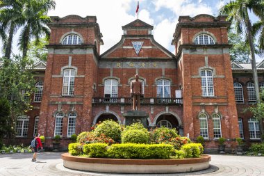 Taipei, Tayvan - 27 Ağustos 2021 Tayvan 'daki Taipei Belediyesi Jianguo Lisesi' nin manzarası. Kırmızı tuğla bina 1909 'da Japon yönetimi sırasında inşa edildi..