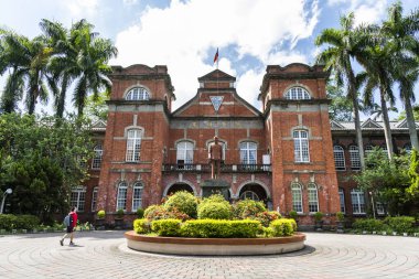 Taipei, Tayvan - 27 Ağustos 2021 Tayvan 'daki Taipei Belediyesi Jianguo Lisesi' nin manzarası. Kırmızı tuğla bina 1909 'da Japon yönetimi sırasında inşa edildi..