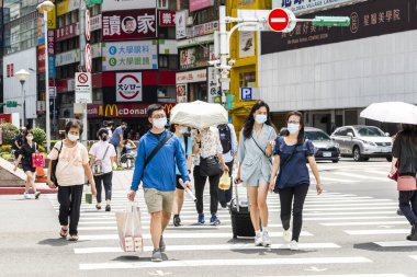 Taipei, Tayvan - 27 Ağustos 2021: Tayvan 'daki Taipei Ana İstasyonu yakınlarındaki kavşakta yayalar.