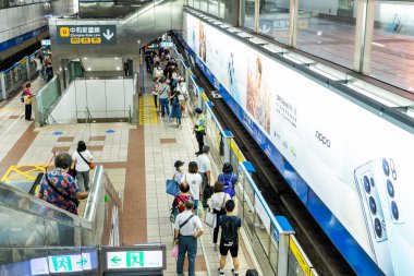 Taipei, Tayvan... 27 Ağustos 2021: Yolcular Tayvan 'daki Taipei MRT' nin Zhongxiao Xinsheng İstasyonu 'na götürülür. Bu, trafiğin yoğun olduğu zamandır..