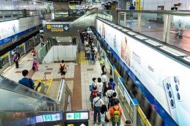 Taipei, Tayvan... 27 Ağustos 2021: Yolcular Tayvan 'daki Taipei MRT' nin Zhongxiao Xinsheng İstasyonu 'na götürülür. Bu, trafiğin yoğun olduğu zamandır..