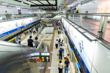 Taipei, Tayvan... 27 Ağustos 2021: Yolcular Tayvan 'daki Taipei MRT' nin Zhongxiao Xinsheng İstasyonu 'na götürülür. Bu, trafiğin yoğun olduğu zamandır..