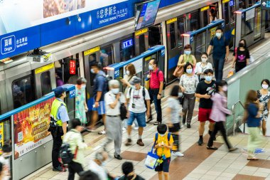 Taipei, Tayvan... 27 Ağustos 2021: Yolcular Tayvan 'daki Taipei MRT' nin Zhongxiao Xinsheng İstasyonu 'na götürülür. Bu, trafiğin yoğun olduğu zamandır..
