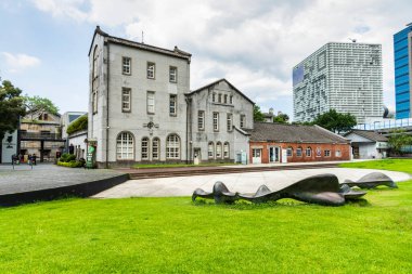Taipei, Tayvan - 27 Ağustos 2021: Turistler Tayvan 'daki Huashan 1914 Creative Park' ı ziyaret ettiler. Eski Taipei şaraphanesi kültürel ve yaratıcı bir merkez olarak yeniden geliştirildi..