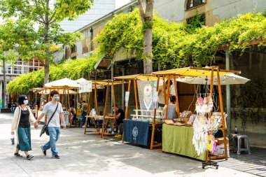 Taipei, Tayvan - 27 Ağustos 2021: Turistler Tayvan 'daki Huashan 1914 Creative Park' ı ziyaret ettiler. Eski Taipei şaraphanesi kültürel ve yaratıcı bir merkez olarak yeniden geliştirildi..