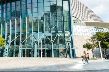 Taipei, Tayvan - 27 Ağustos 2021: Tayvan 'daki Taipei Arena' nın modern yapı manzarası, çok fonksiyonlu kapalı bir spor salonu..