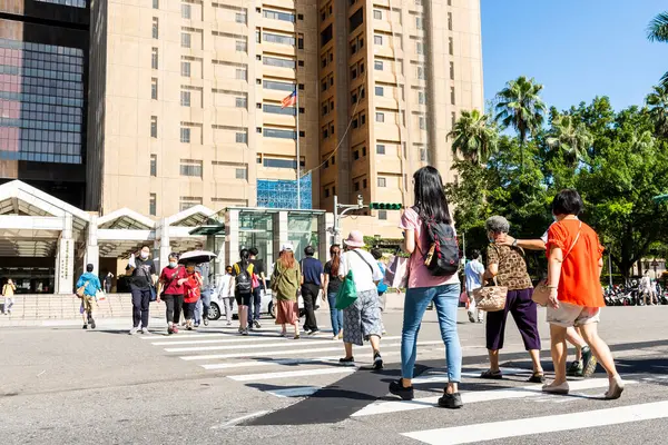 Taipei, Tayvan - 26 Ağustos 2021 Ulusal Tayvan Üniversitesi Hastanesi 'nin önündeki kavşakta yayalar kesişiyor..