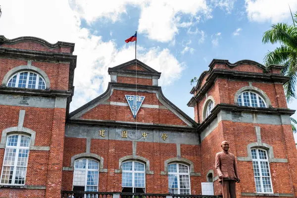 Taipei, Tayvan - 27 Ağustos 2021 Tayvan 'daki Taipei Belediyesi Jianguo Lisesi' nin manzarası. Kırmızı tuğla bina 1909 'da Japon yönetimi sırasında inşa edildi..