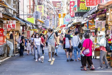 New Taipei City, Tayvan - 28 Ağustos 2021: New Taipei 'deki Tamsui Eski Caddesi' ni ziyaret eden turistler, Tayvan 'da ünlü bir turistik merkezdir..