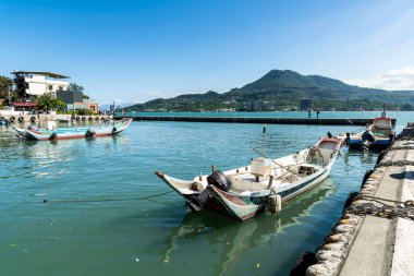 Tayvan 'ın New Taipei şehrindeki Birinci Tamsui Balıkçılık Limanı manzarası. Kuzey kıyısındaki Guanyinshan Ulusal Sahne Bölgesi 'nin ilgi odağı..