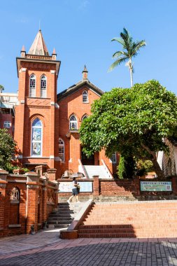 Tayvan 'ın New Taipei şehrindeki Tamsui Kilisesi' nin kırmızı tuğlalı manzarası. Kilise sahte Gotik bir tarzda inşa edildi..