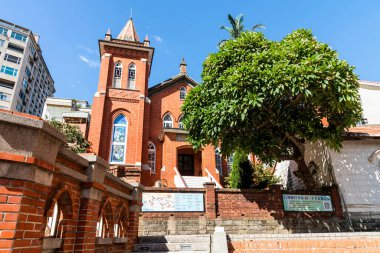 Tayvan 'ın New Taipei şehrindeki Tamsui Kilisesi' nin kırmızı tuğlalı manzarası. Kilise sahte Gotik bir tarzda inşa edildi..
