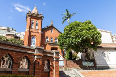 Tayvan 'ın New Taipei şehrindeki Tamsui Kilisesi' nin kırmızı tuğlalı manzarası. Kilise sahte Gotik bir tarzda inşa edildi..