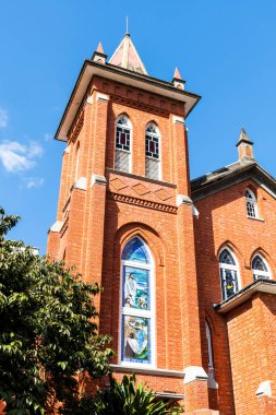 Tayvan 'ın New Taipei şehrindeki Tamsui Kilisesi' nin kırmızı tuğlalı manzarası. Kilise sahte Gotik bir tarzda inşa edildi..