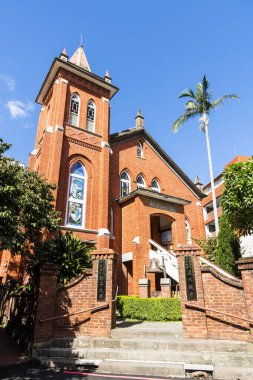 Tayvan 'ın New Taipei şehrindeki Tamsui Kilisesi' nin kırmızı tuğlalı manzarası. Kilise sahte Gotik bir tarzda inşa edildi..