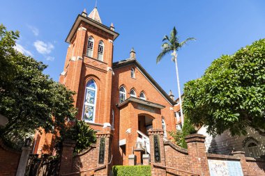 Tayvan 'ın New Taipei şehrindeki Tamsui Kilisesi' nin kırmızı tuğlalı manzarası. Kilise sahte Gotik bir tarzda inşa edildi..