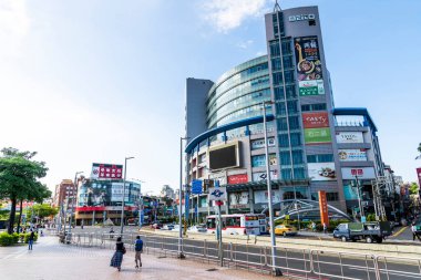 New Taipei City, Tayvan - 28 Ağustos 2021: New Taipei City 'deki MRT Tamsui İstasyonu' nun önündeki canlı şehir manzarası.