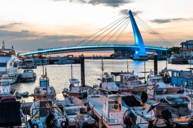 New Taipei City, Tayvan - 28 Ağustos 2021: New Taipei City, Tayvan 'da bulunan Tamsui Fisherman' s Wharf 'ta Aşıklar Köprüsü' nün günbatımı görüntüsü.