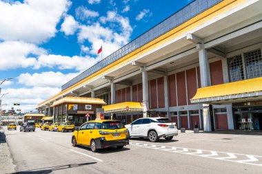 Taipei, Tayvan - 29 Ağustos 2021: Taipei Uluslararası Havalimanı (Songshan Havalimanı) uluslararası yolcu terminalinin görüntüsü. Tayvan 'daki ilk havaalanı..