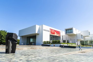 Taipei, Tayvan - 29 Ağustos 2021: Tayvan 'daki Taipei Güzel Sanatlar Müzesini ziyaret eden turistler. Çağdaş sanat sergileri için Tayvan 'da inşa edilen ilk müze..